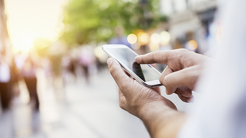 Een gezin maakt een selfie.